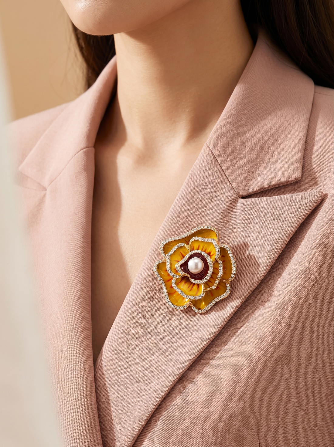 Broche fleur en émail sur un blazer