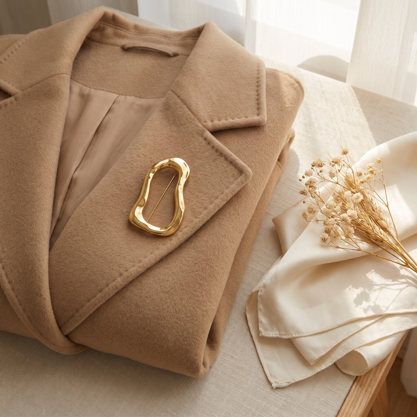 Broche Cercle en acier, bijou vintage Alyvoa tenue à la main