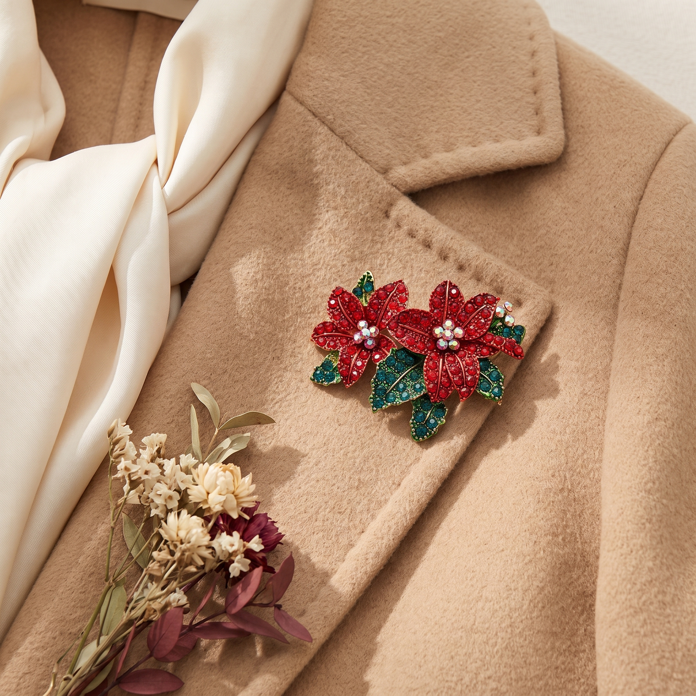 Broche Fleur en cristal, bijou vintage Alyvoa portée sur un revers