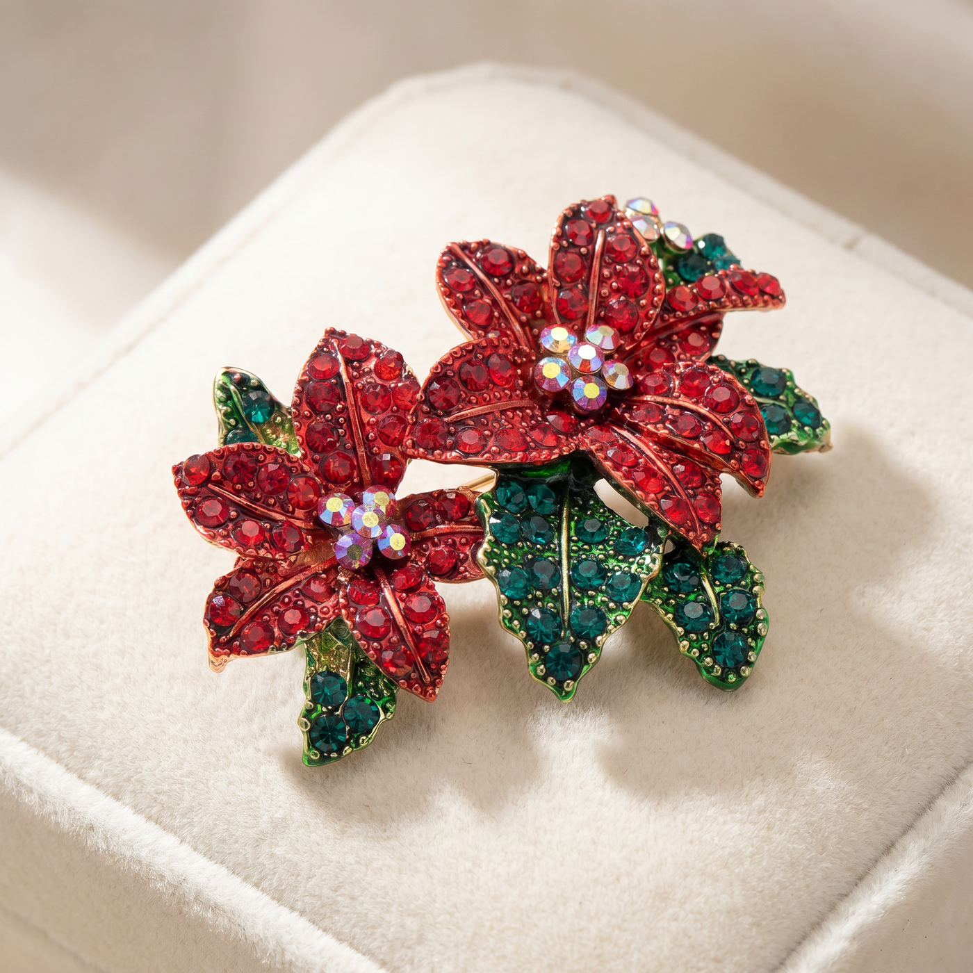 Broche Fleur en cristal, bijou vintage Alyvoa tenue à la main