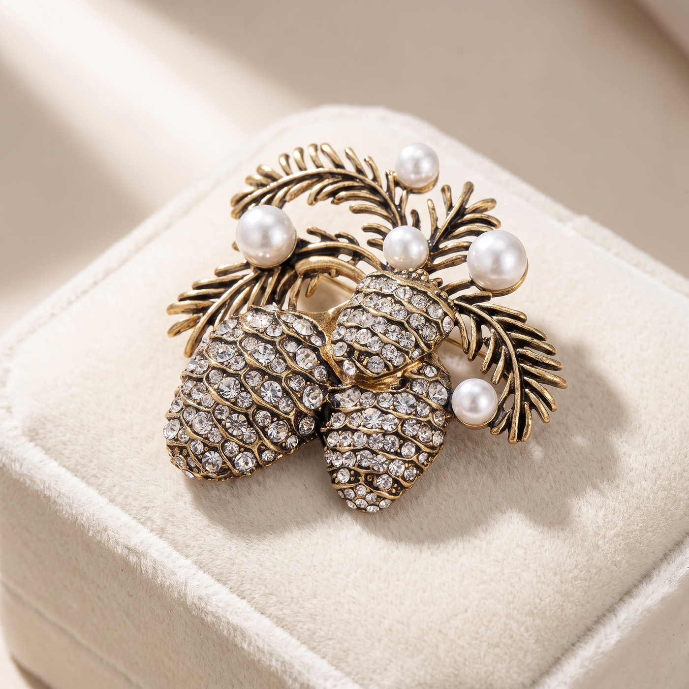 Broche Pomme de Pin, bijou fantaisie vintage Alyvoa tenue à la main