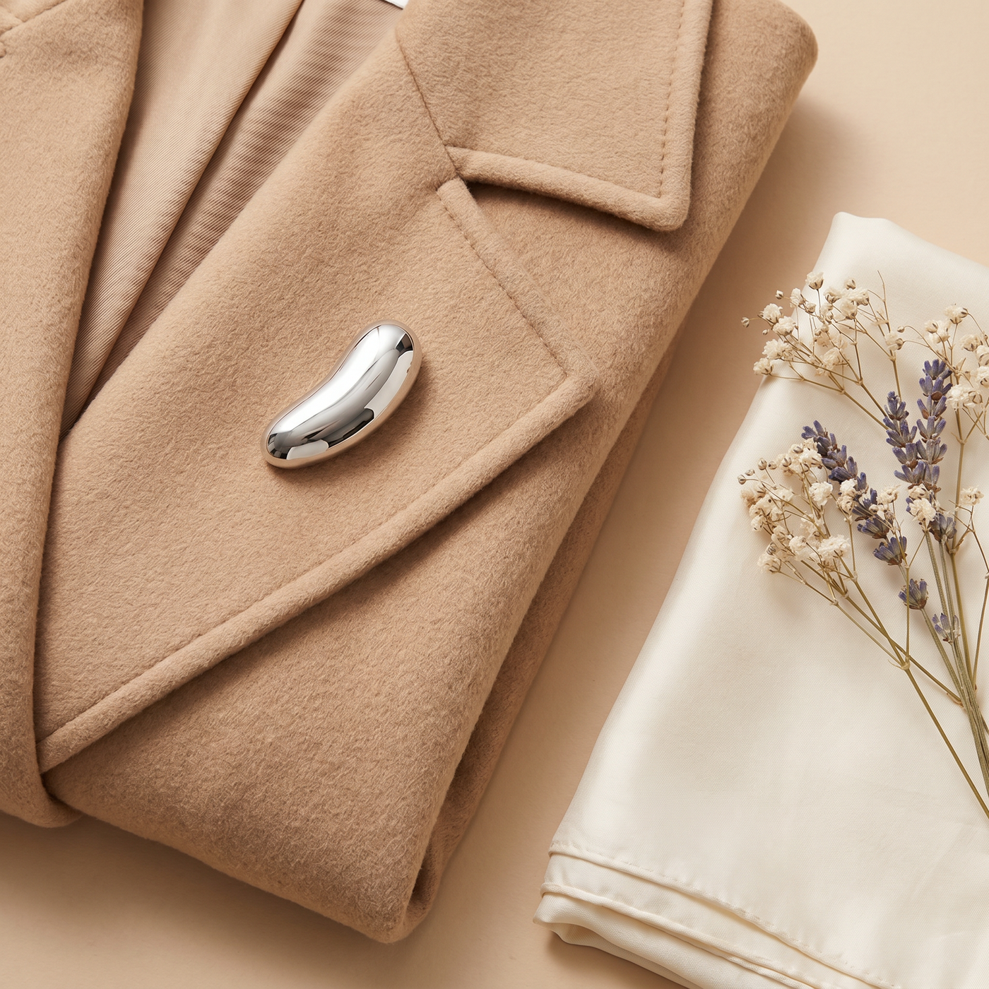 Broche Haricot en acier, bijou vintage Alyvoa en situation · Argenté