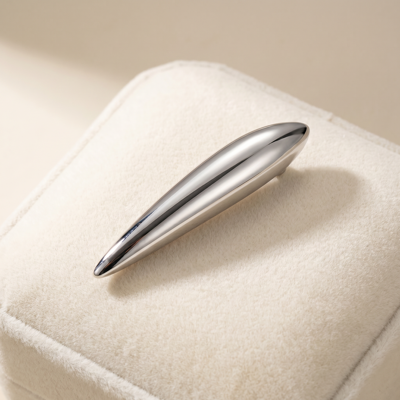 Broche Ovale en acier, bijou vintage Alyvoa présentée sur un coussin · Argenté