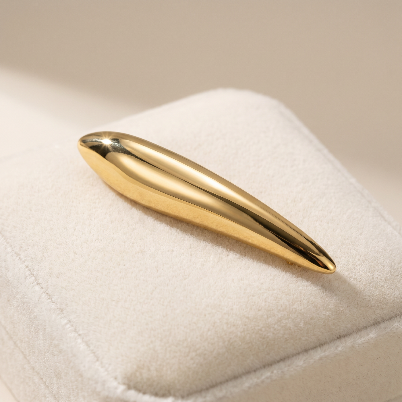 Broche Ovale en acier, bijou vintage Alyvoa vue en gros plan · Doré