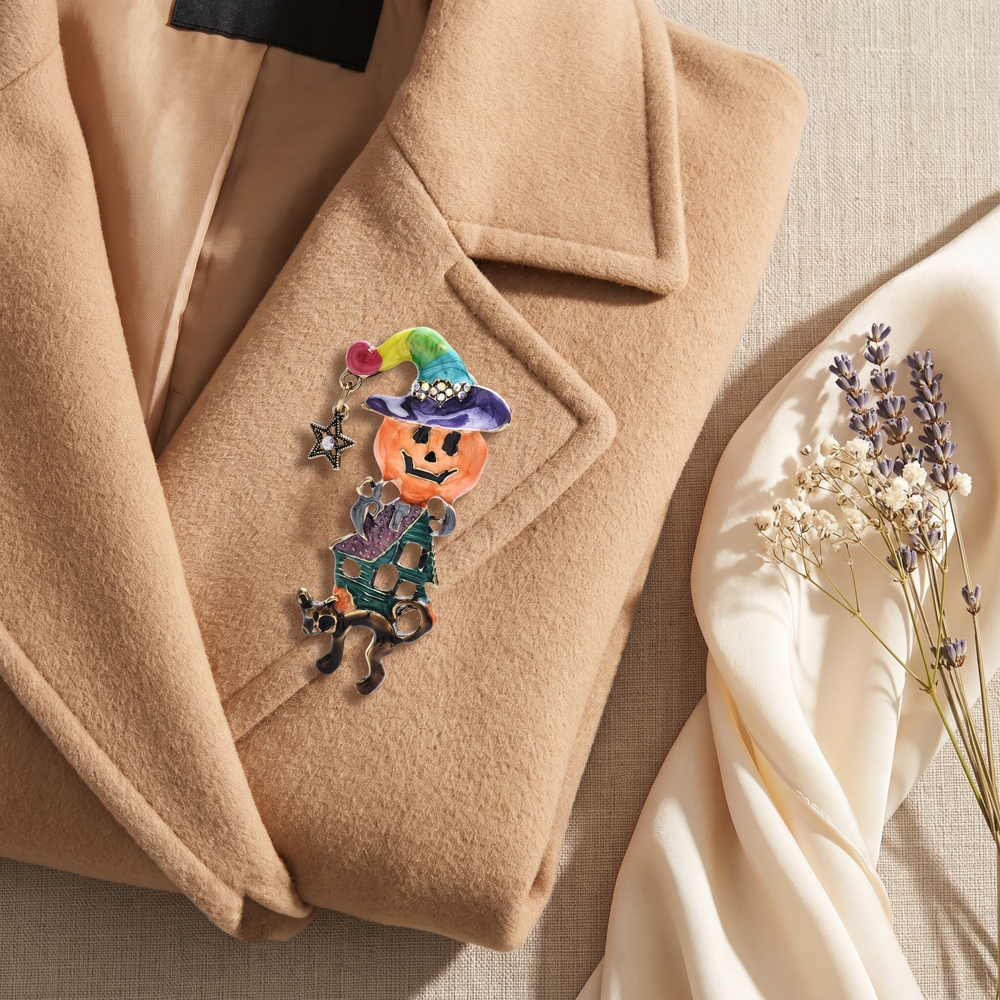 Broche Citrouille, bijou fantaisie vintage Alyvoa portée sur un revers
