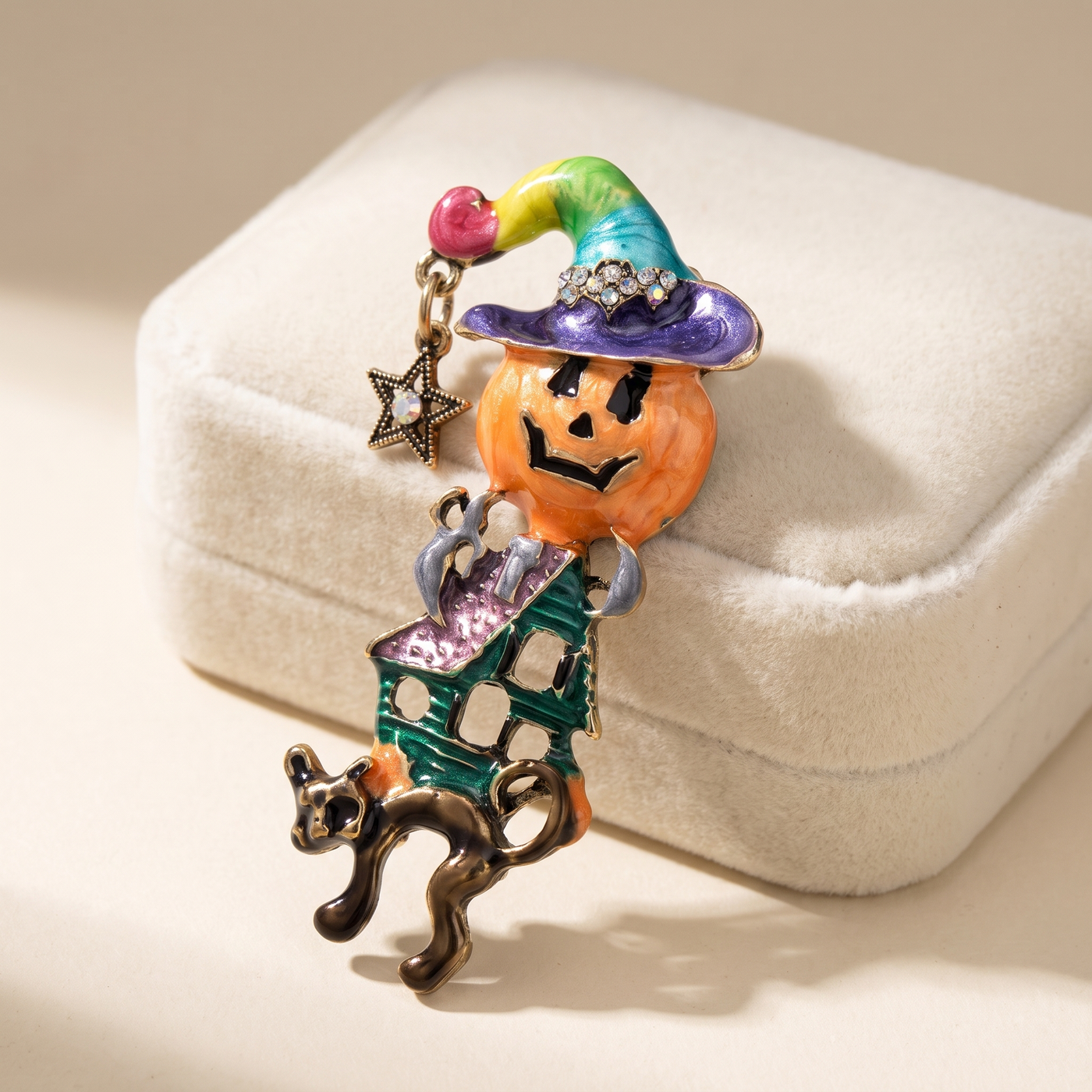 Broche Citrouille, bijou fantaisie vintage Alyvoa tenue à la main