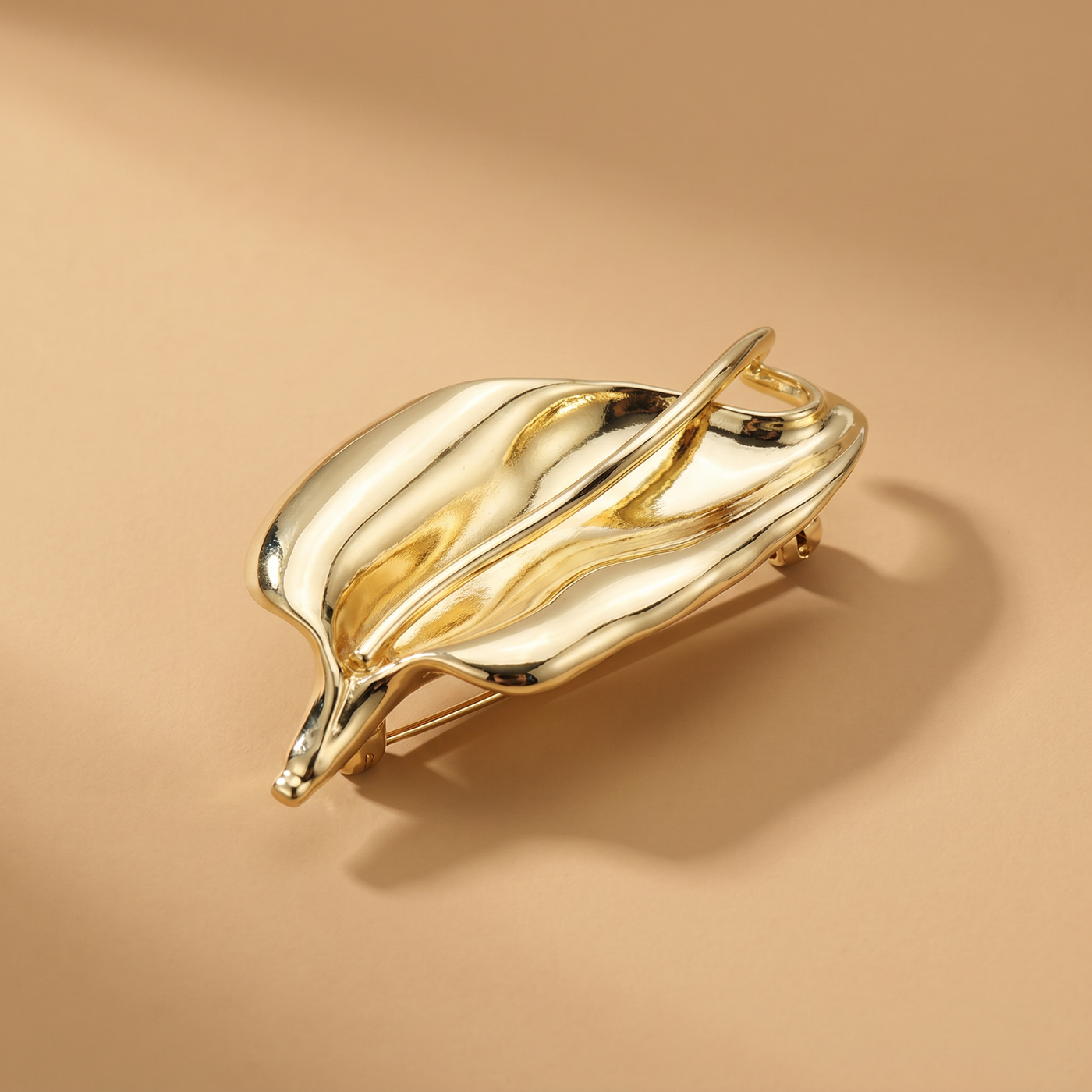 Broche Lys en acier, bijou vintage Alyvoa portée sur un revers · Doré