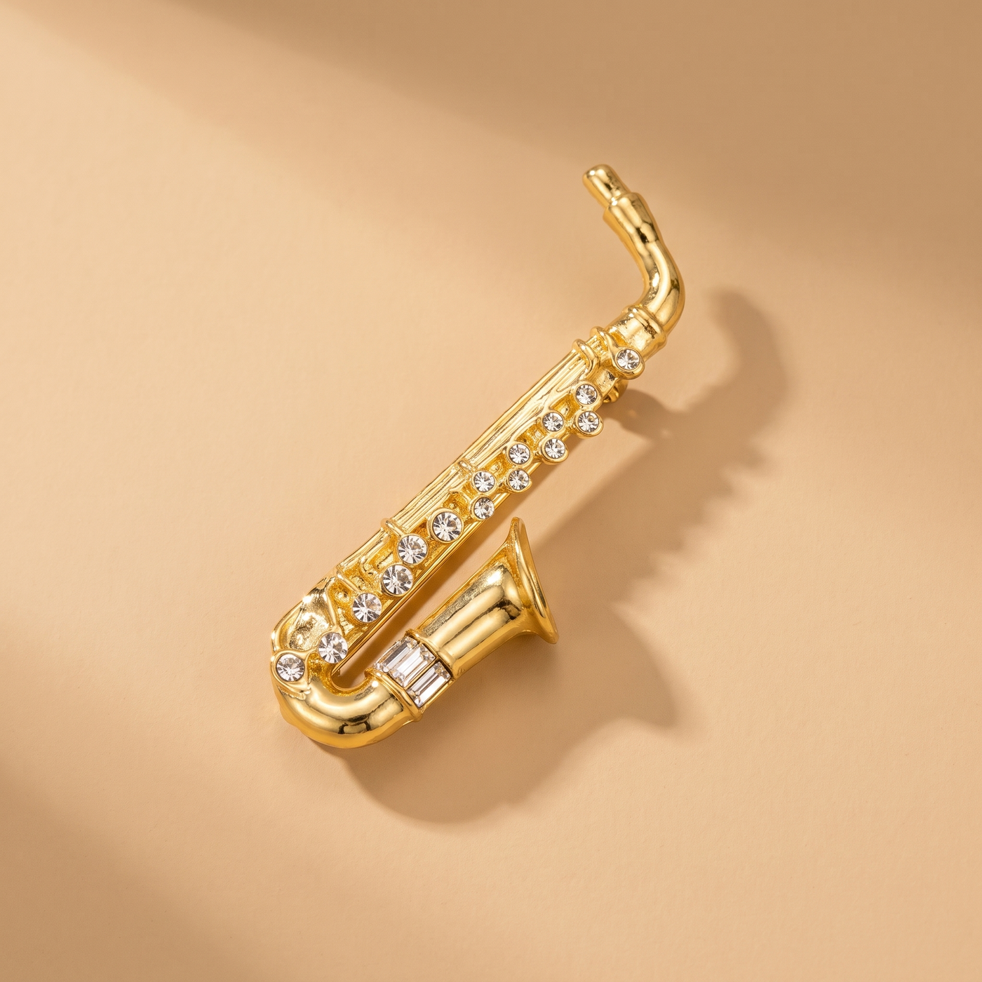 Broche Saxophone en cristal, bijou vintage Alyvoa portée sur un revers · Doré
