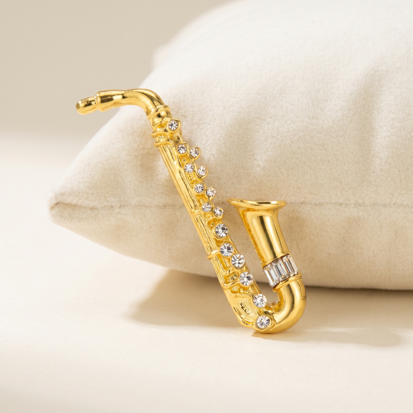 Broche Saxophone en cristal, bijou vintage Alyvoa vue en gros plan · Doré