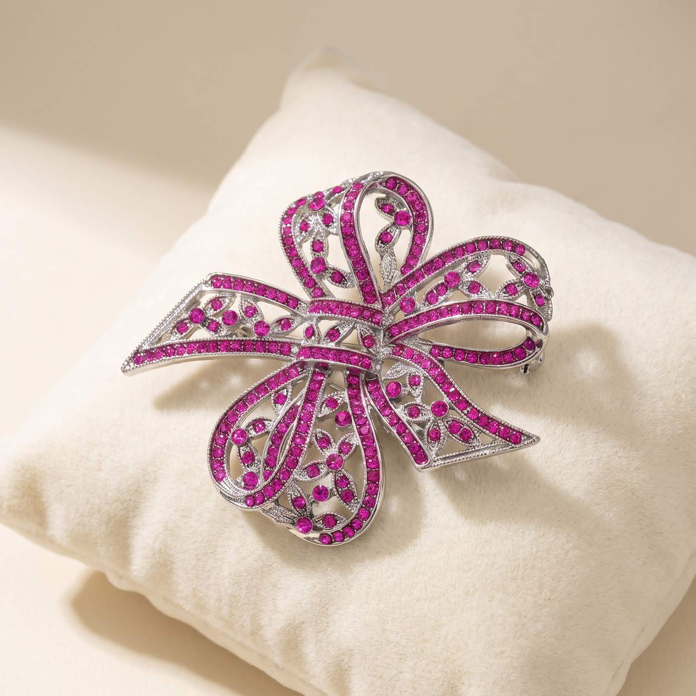 Broche Nœud en cristal, bijou vintage Alyvoa présentée sur un coussin · Rose
