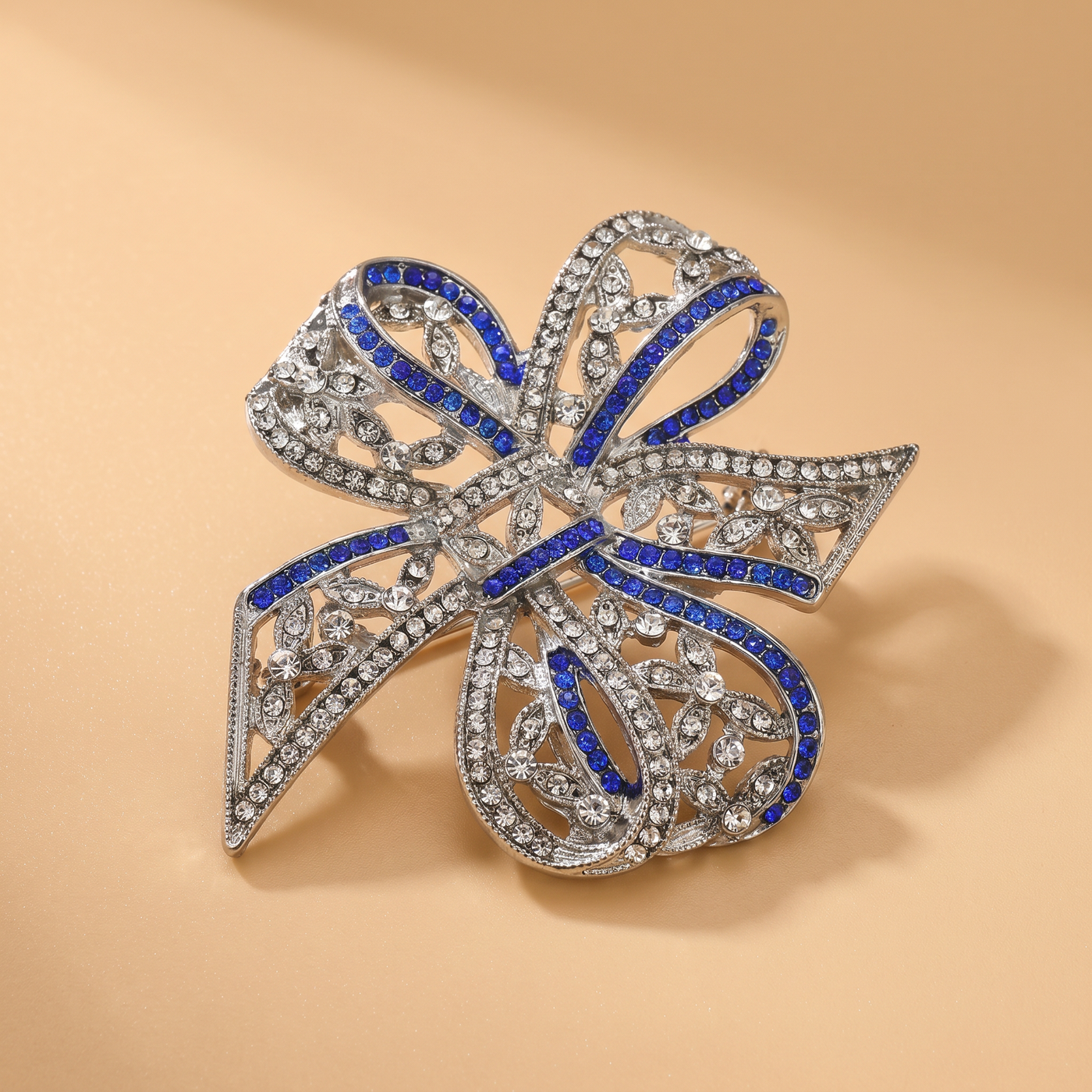 Broche Nœud en cristal, bijou vintage Alyvoa portée sur un revers · Bleu