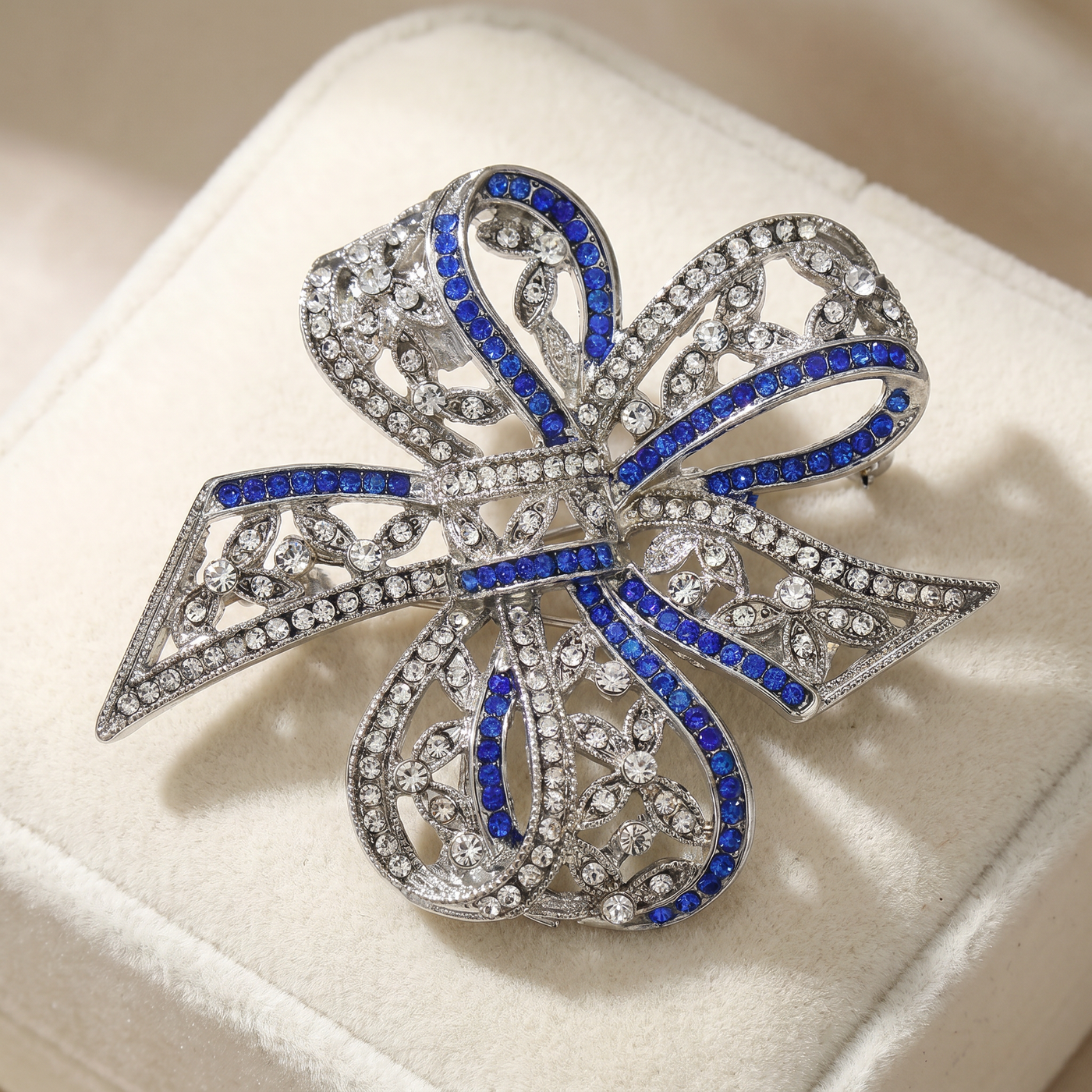 Broche Nœud en cristal, bijou vintage Alyvoa vue en gros plan · Bleu