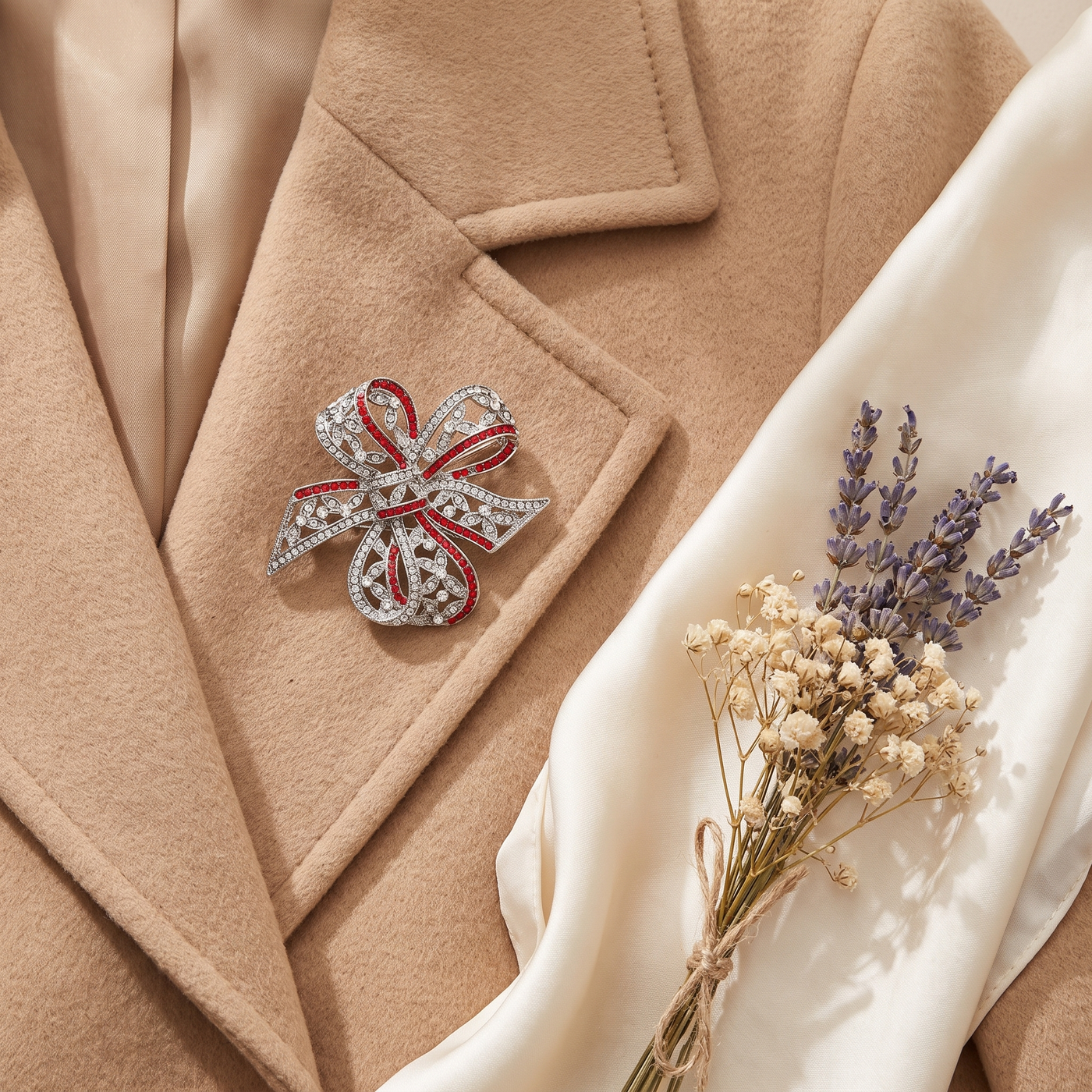 Broche Nœud en cristal, bijou vintage Alyvoa portée sur un revers · Rouge