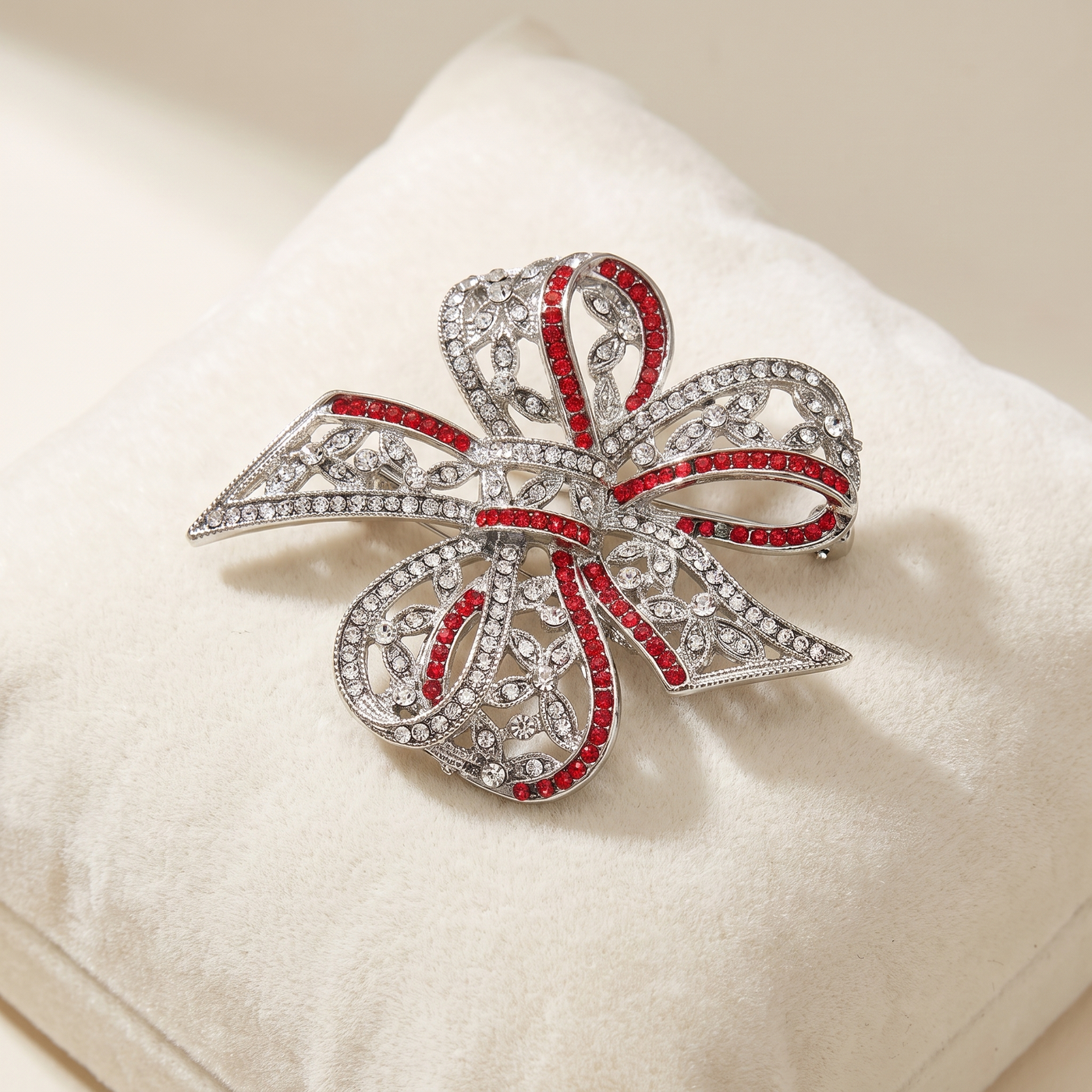 Broche Nœud en cristal, bijou vintage Alyvoa · Rouge