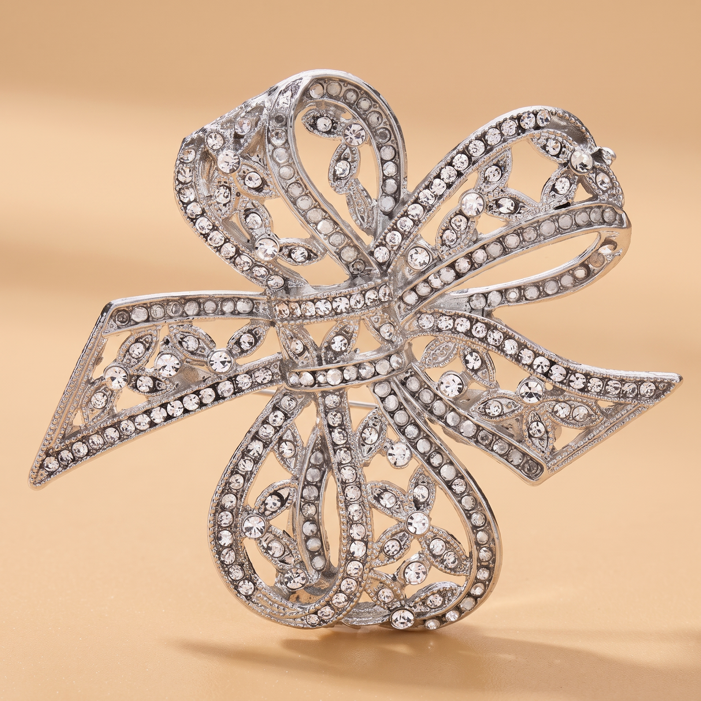 Broche Nœud en cristal, bijou vintage Alyvoa en situation · Argenté