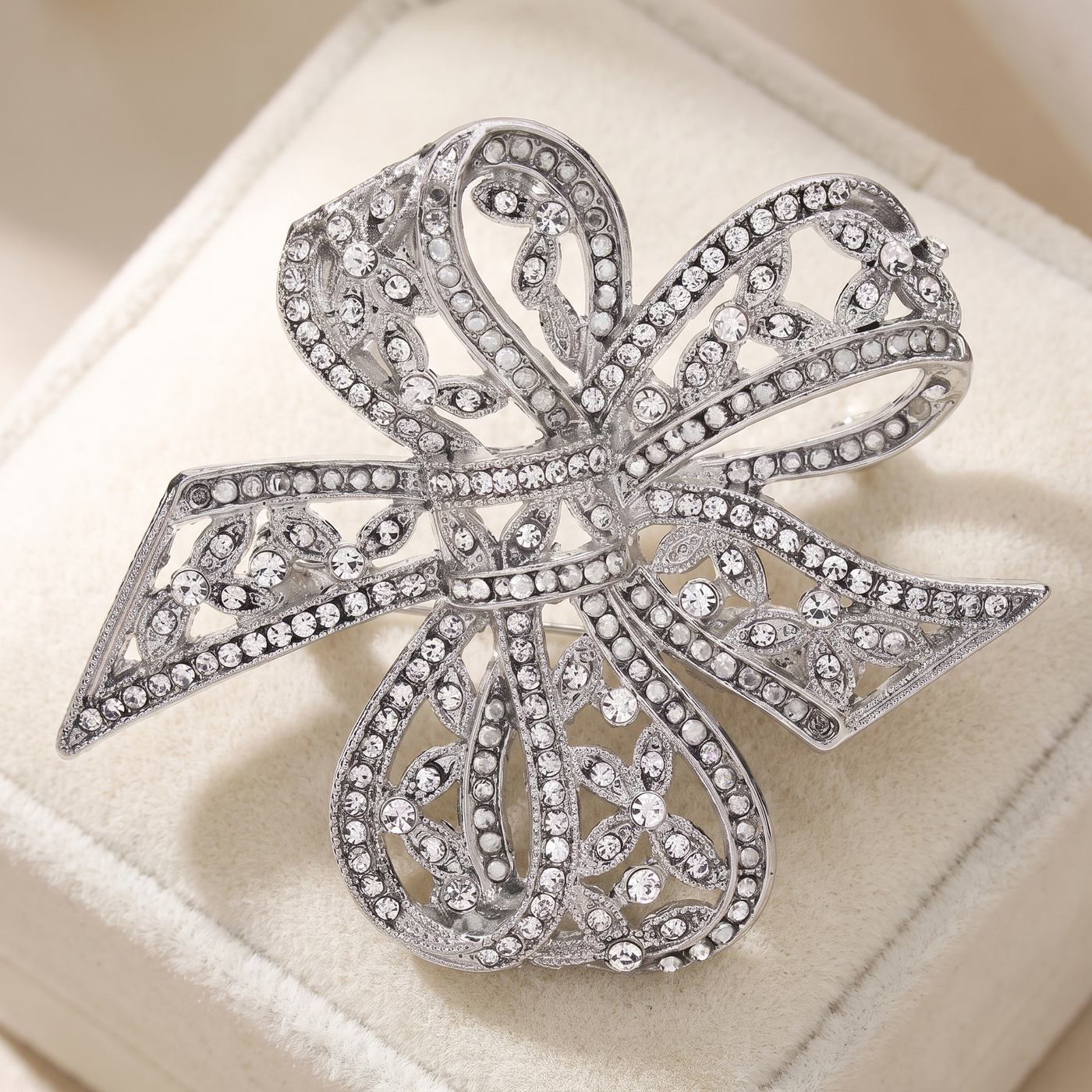 Broche Nœud en cristal, bijou vintage Alyvoa portée sur un revers · Argenté