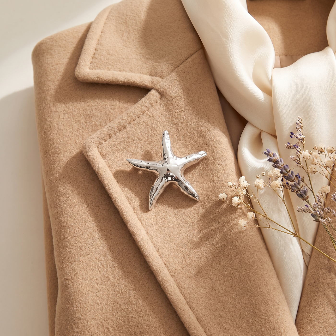 Broche Étoile de Mer en acier, bijou vintage Alyvoa tenue à la main · Argenté