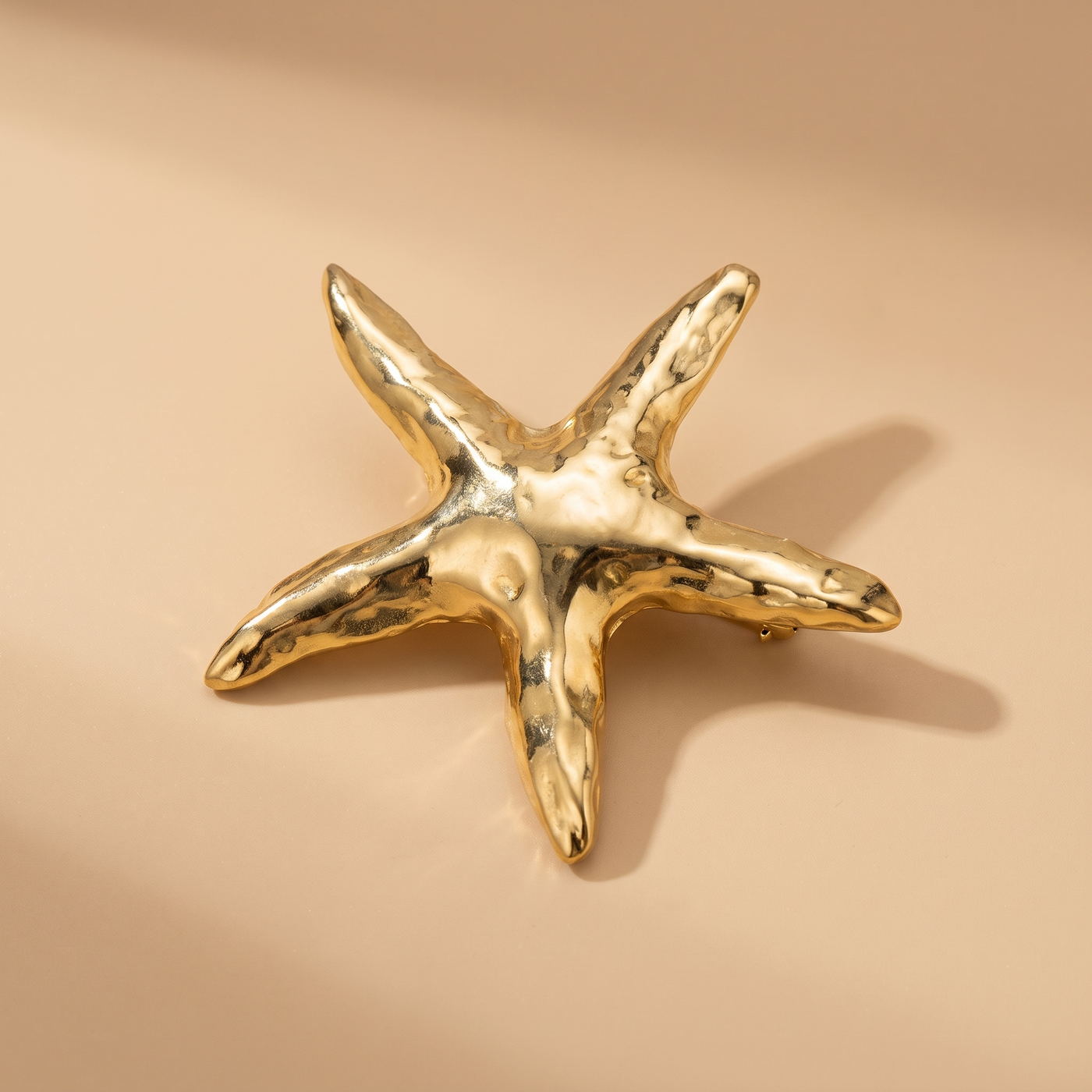 Broche Étoile de Mer en acier, bijou vintage Alyvoa portée sur un revers · Doré