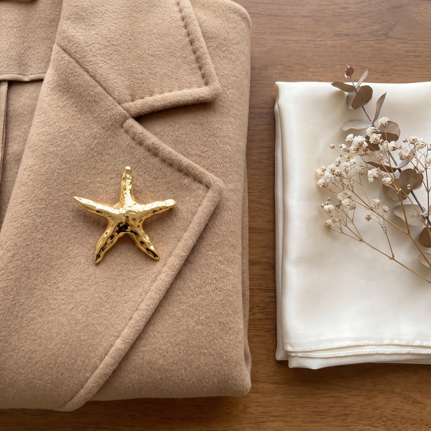 Broche Étoile de Mer en acier, bijou vintage Alyvoa en situation · Doré