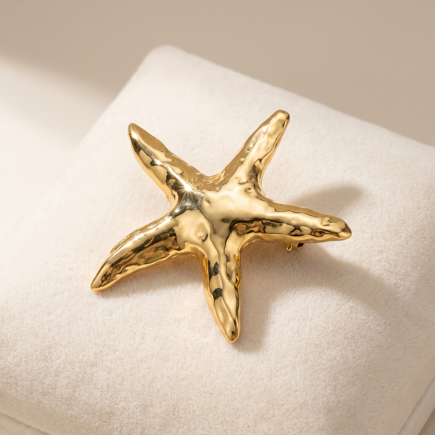 Broche Étoile de Mer en acier, bijou vintage Alyvoa vue en gros plan · Doré