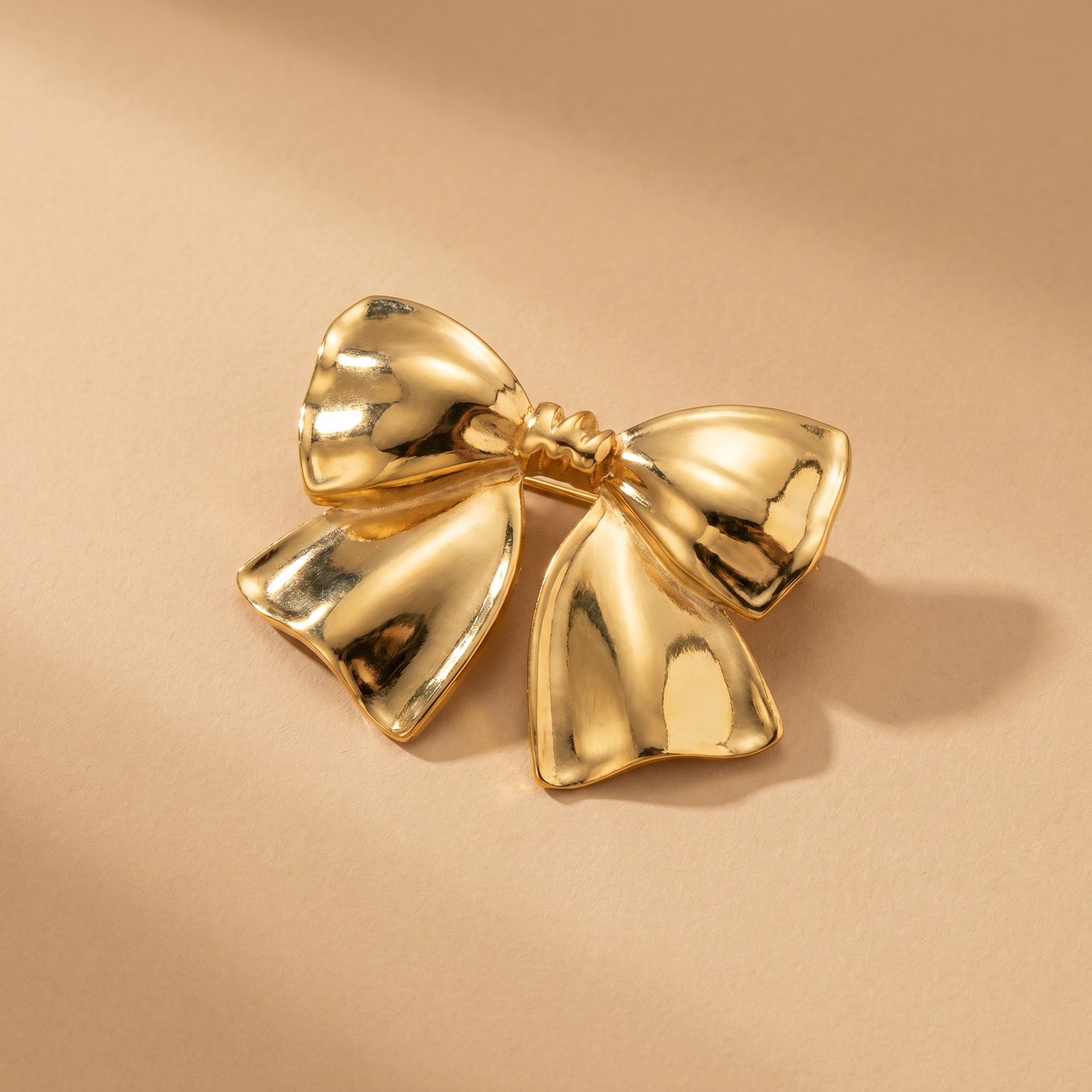 Broche Nœud en acier, bijou vintage Alyvoa portée sur un revers · Doré