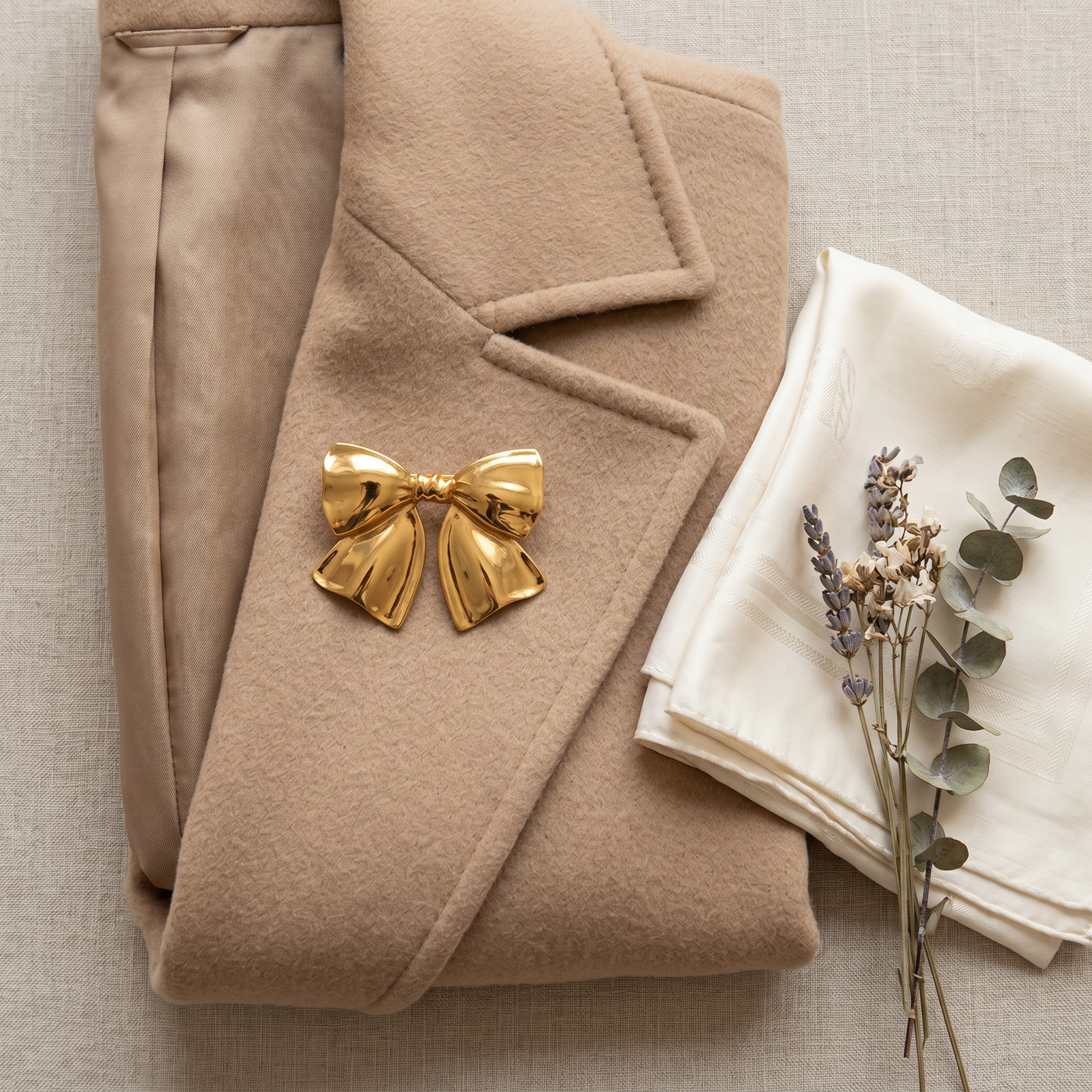 Broche Nœud en acier, bijou vintage Alyvoa en situation · Doré