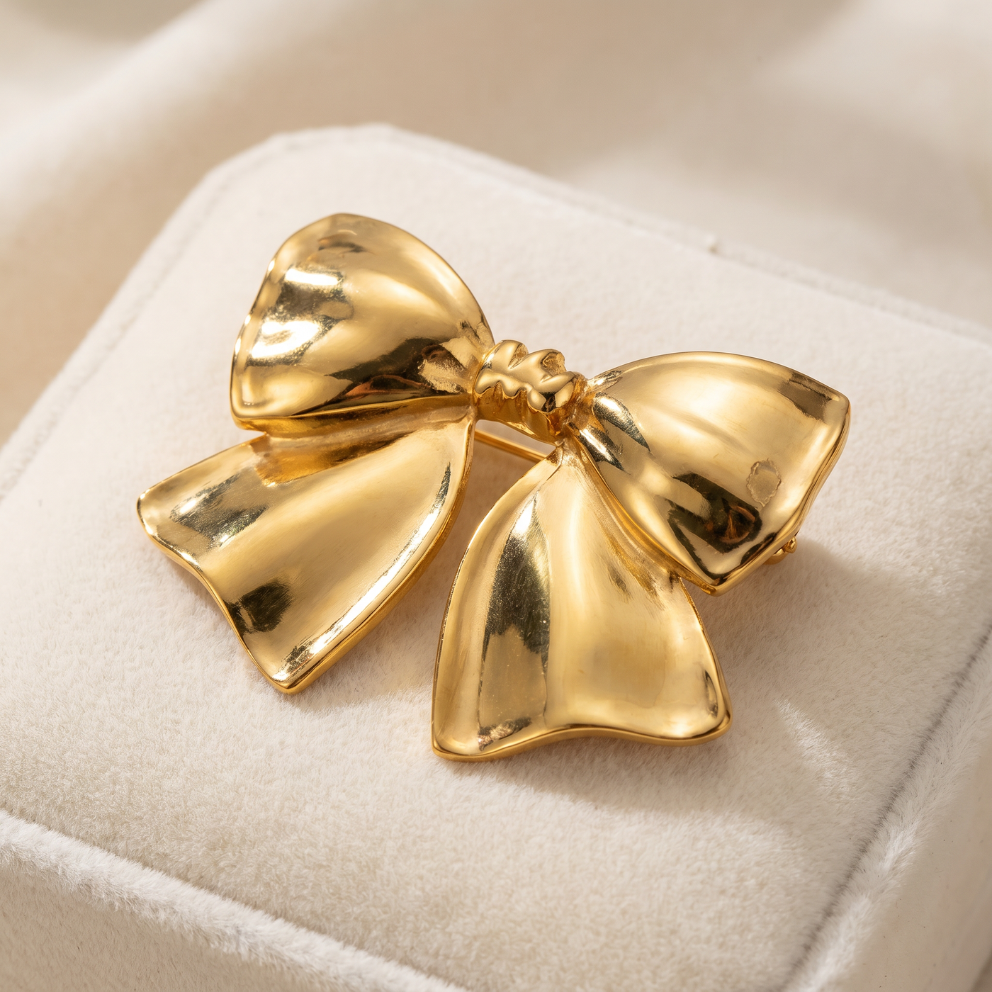 Broche Nœud en acier, bijou vintage Alyvoa vue en gros plan · Doré