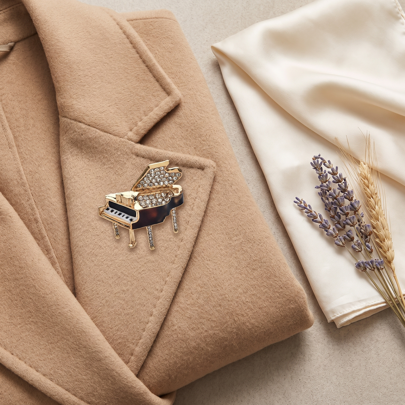 Broche Piano en cristal, bijou vintage Alyvoa portée sur un revers