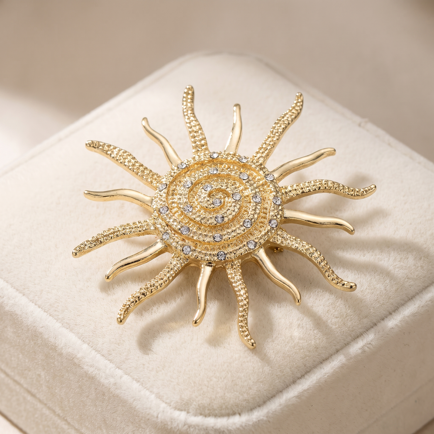 Broche Escargot en cristal, bijou vintage Alyvoa présentée sur un coussin · Argenté