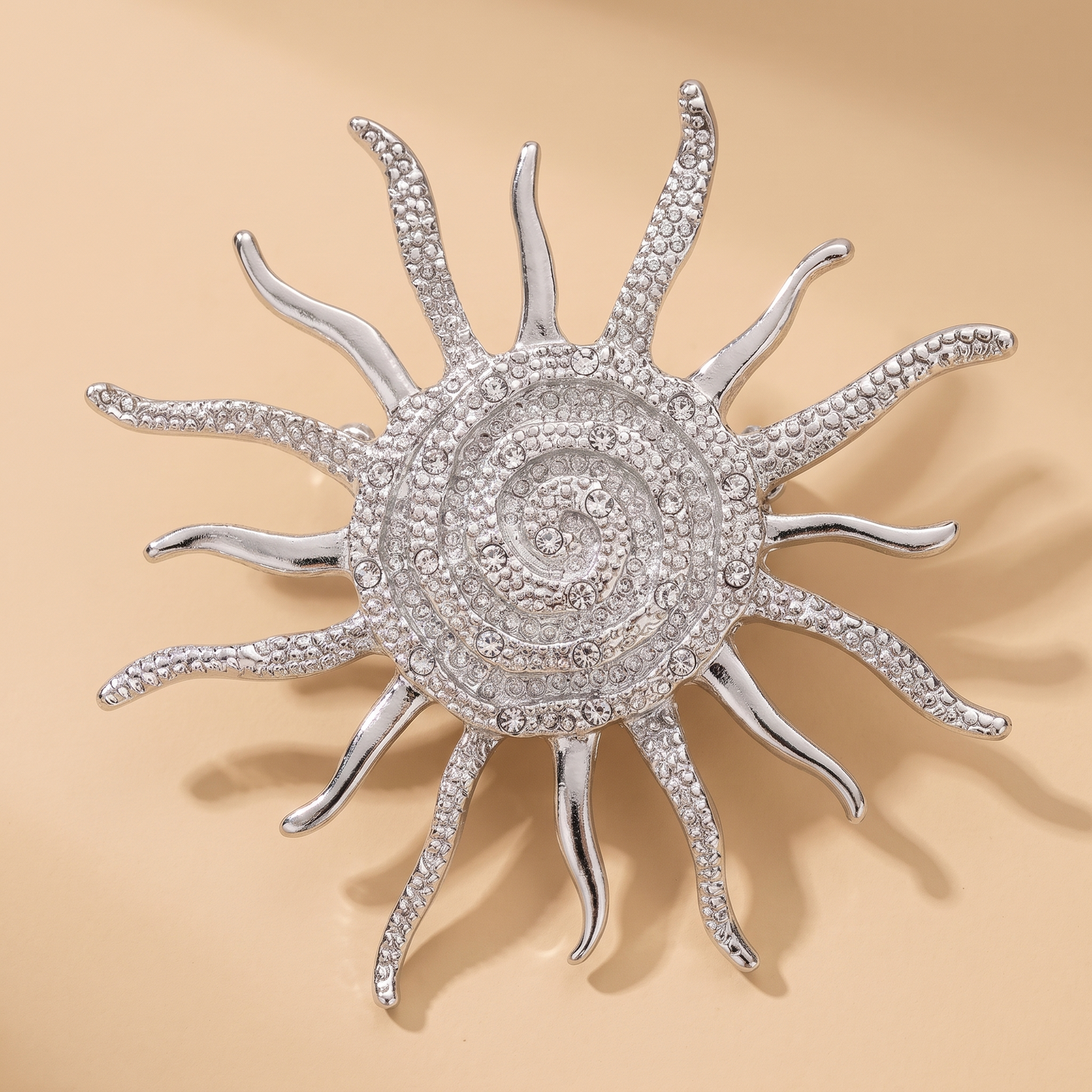 Broche Escargot en cristal, bijou vintage Alyvoa portée sur un revers · Argenté