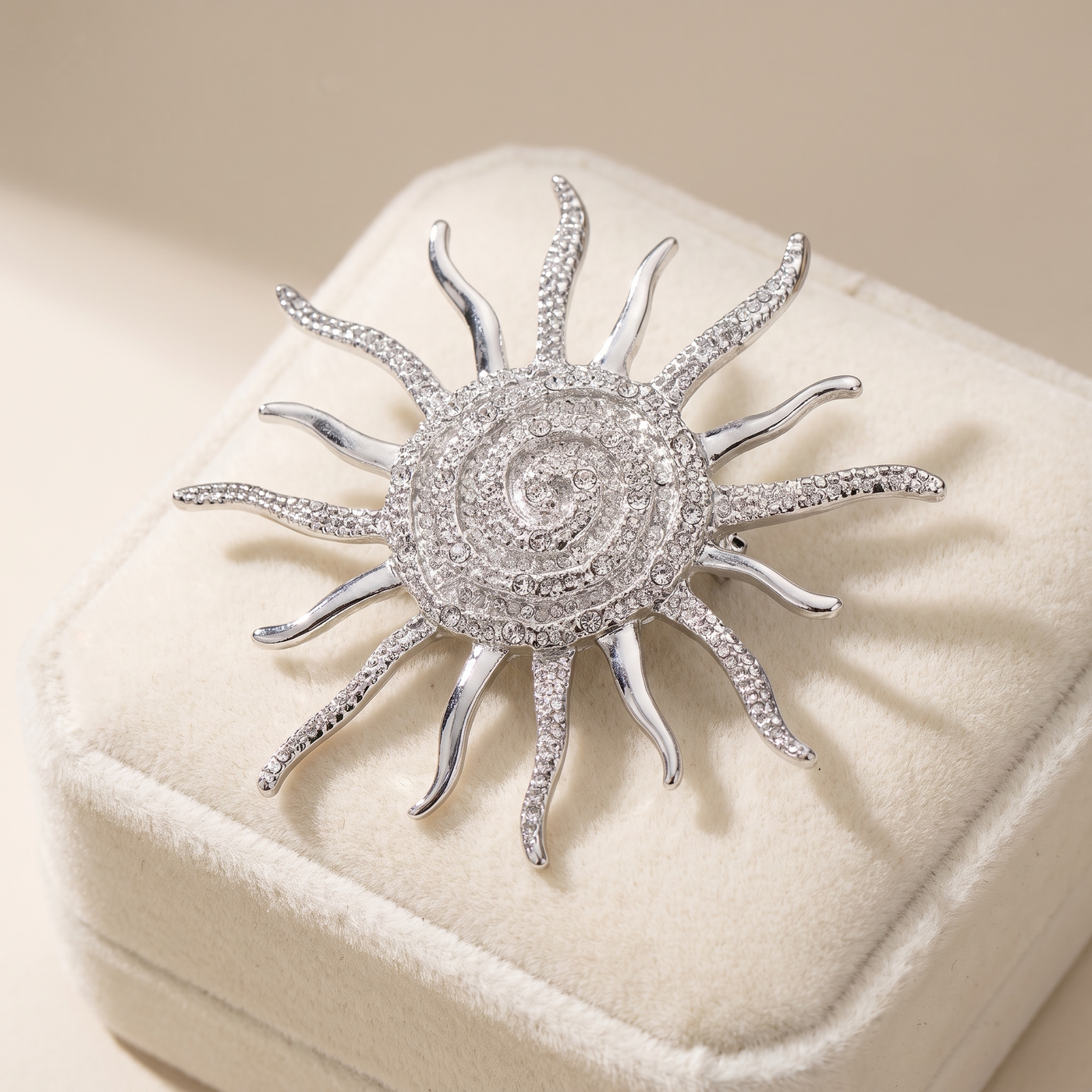 Broche Escargot en cristal, bijou vintage Alyvoa vue en gros plan · Doré