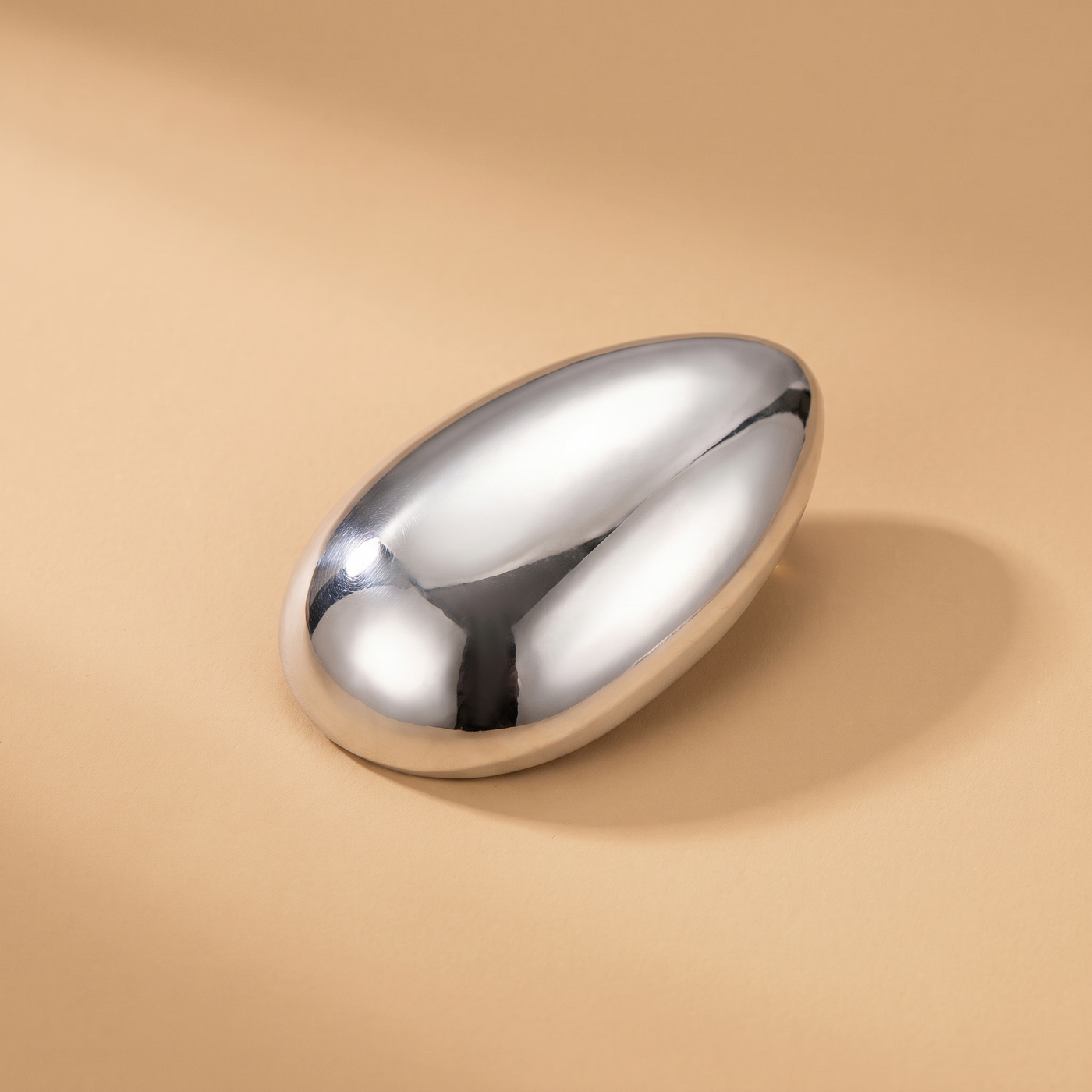 Broche Œuf en acier, bijou vintage Alyvoa portée sur un revers · Argenté