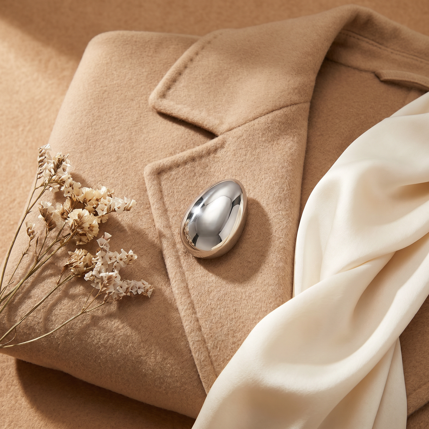 Broche Œuf en acier, bijou vintage Alyvoa en situation · Argenté