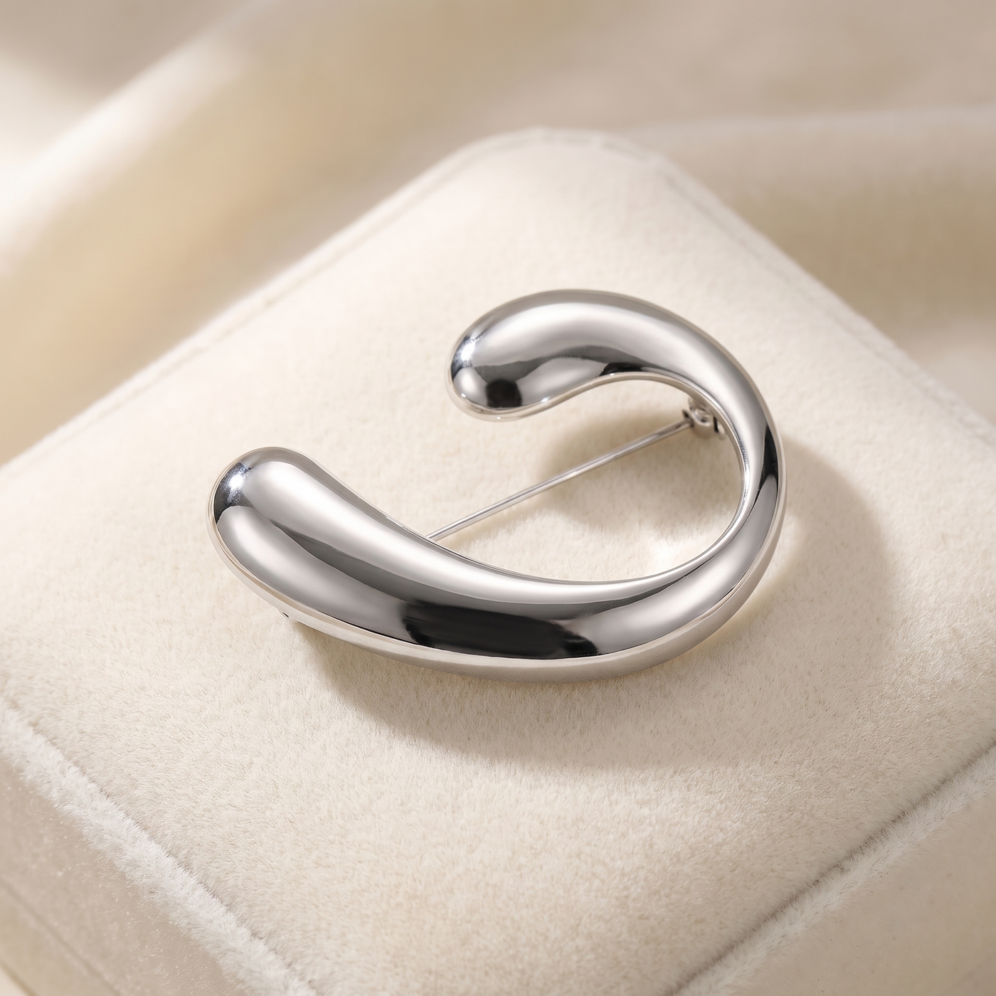 Broche Forme Géométrique en acier, bijou vintage Alyvoa présentée sur un coussin · Argenté