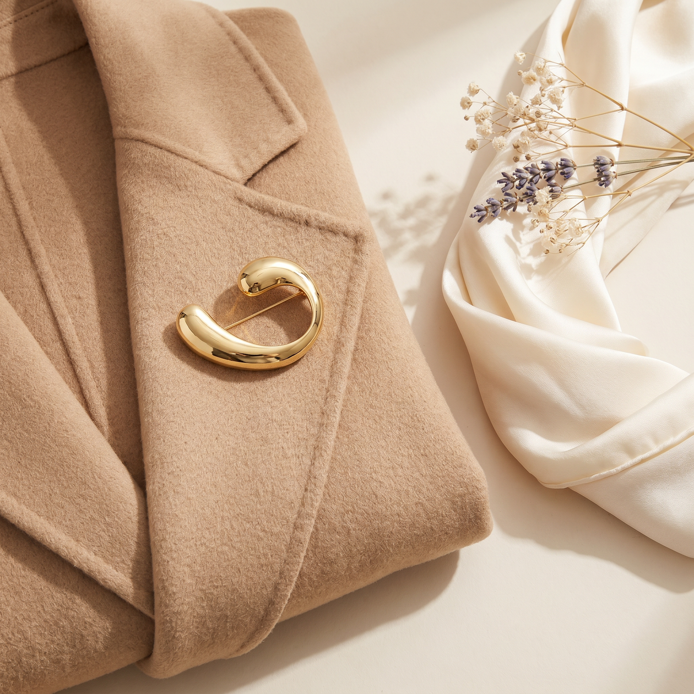 Broche Forme Géométrique en acier, bijou vintage Alyvoa en situation · Doré