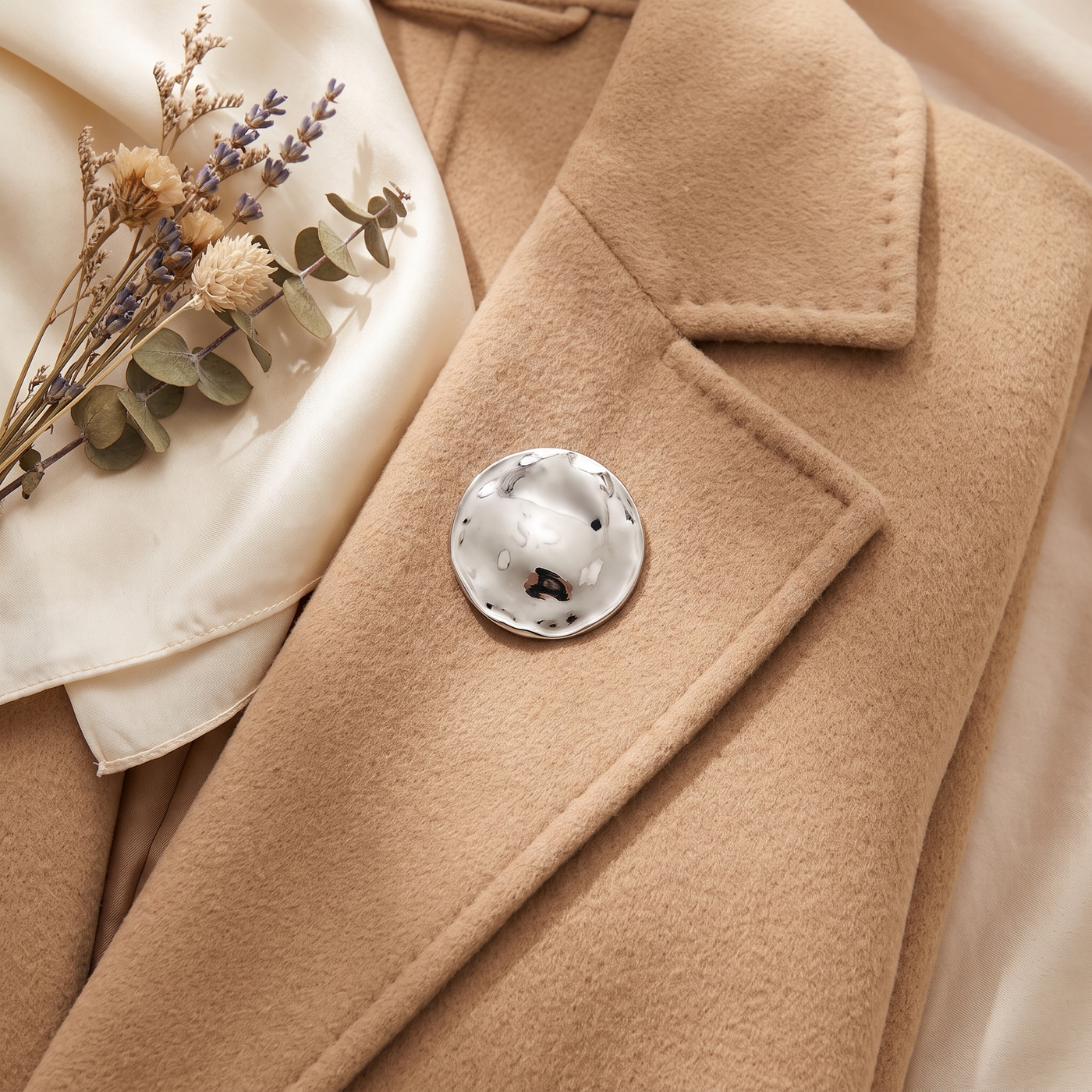 Broche Forme Géométrique en acier, bijou vintage Alyvoa tenue à la main · Argenté