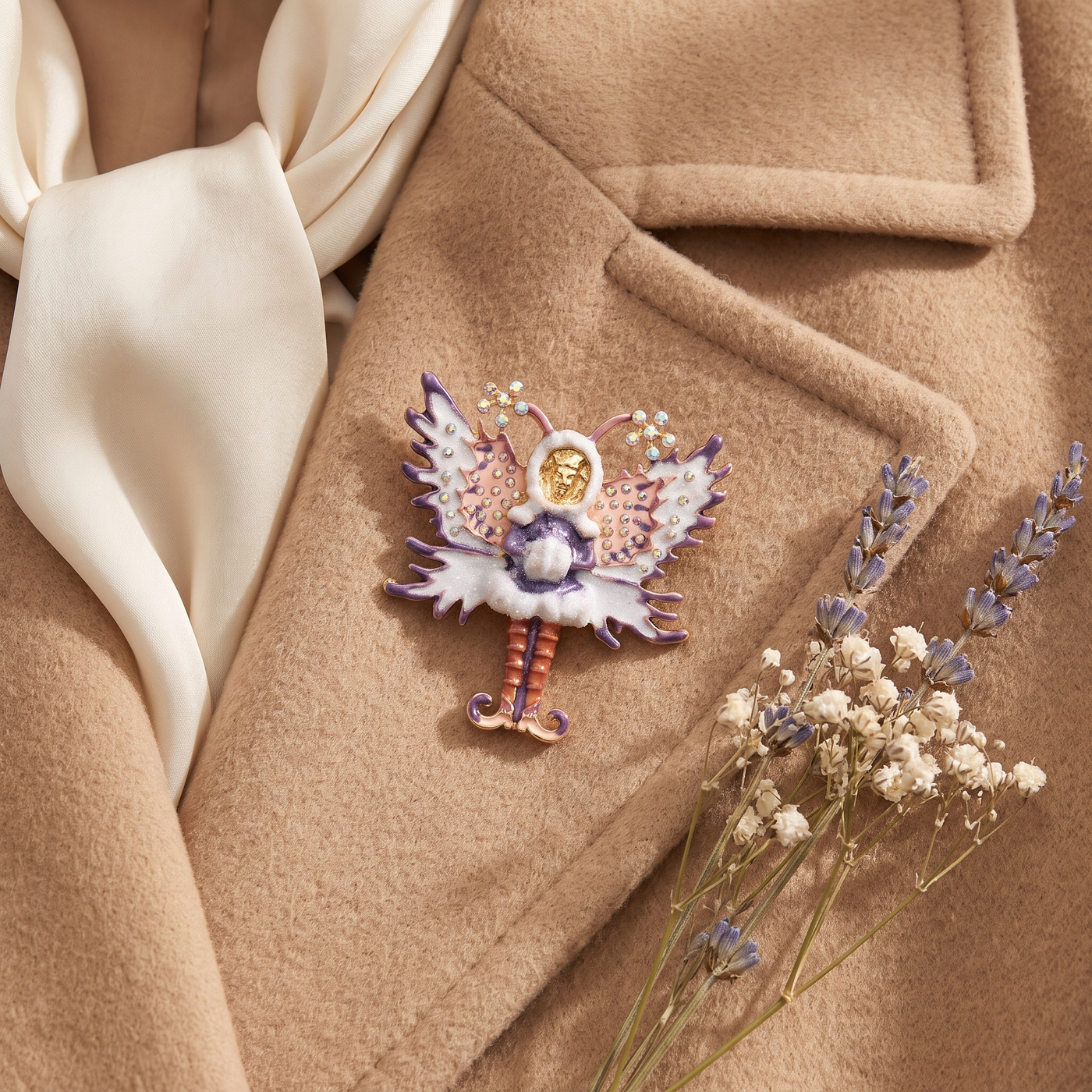 Broche Ange en émail, bijou vintage Alyvoa portée sur un revers