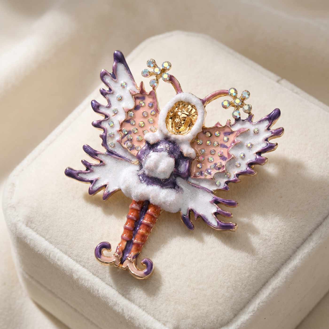 Broche Ange en émail, bijou vintage Alyvoa tenue à la main