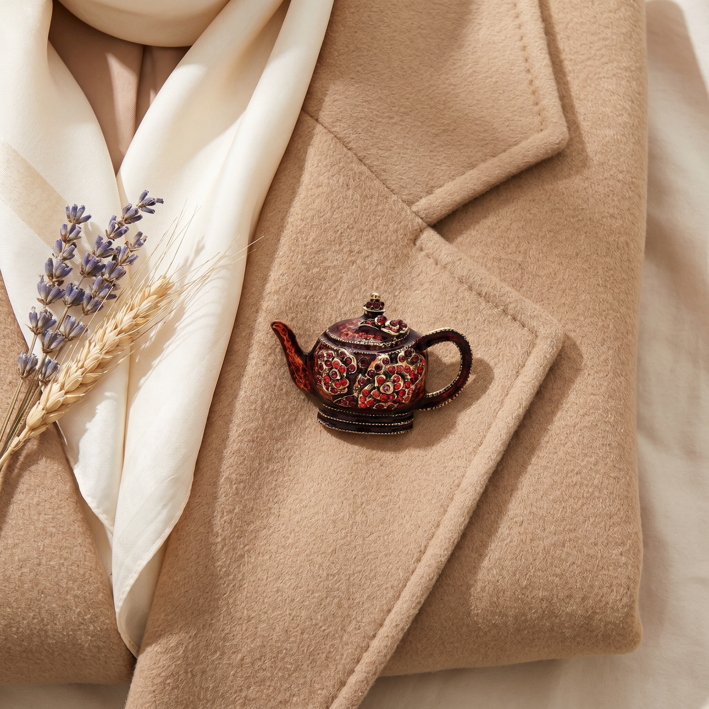 Broche Théière en cristal, bijou vintage Alyvoa en situation · Rouge