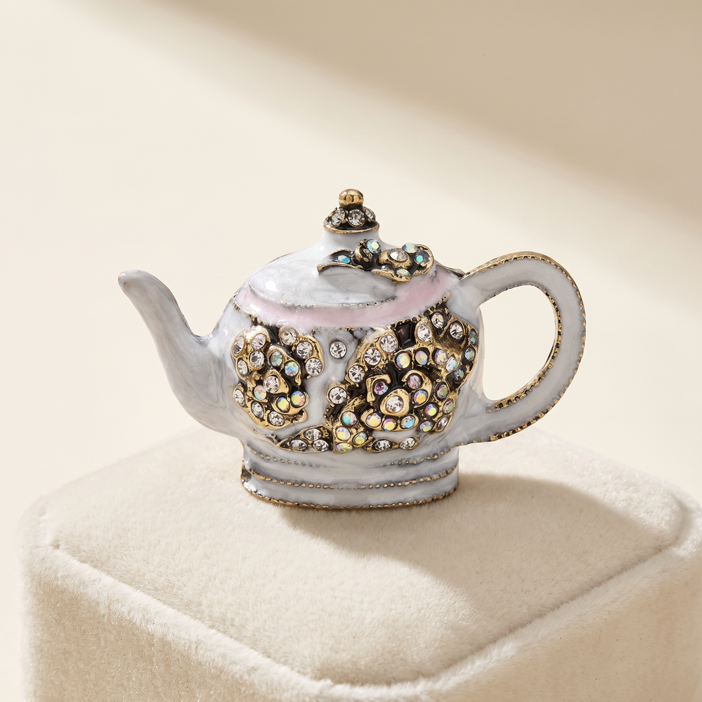 Broche Théière en cristal, bijou vintage Alyvoa portée sur un revers · Blanc