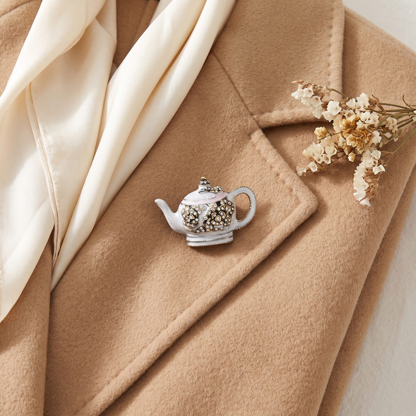Broche Théière en cristal, bijou vintage Alyvoa présentée sur un coussin · Blanc