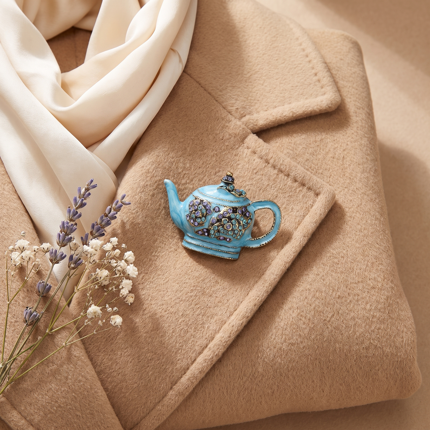 Broche Théière en cristal, bijou vintage Alyvoa vue en gros plan · Bleu