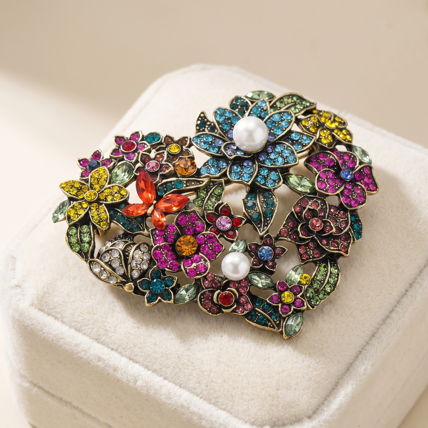 Broche Cœur en cristal, bijou vintage Alyvoa tenue à la main