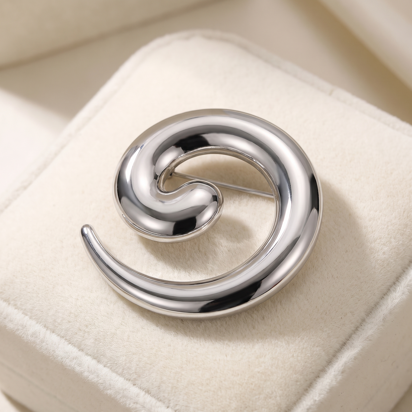 Broche Forme Géométrique en acier, bijou vintage Alyvoa présentée sur un coussin · Argenté