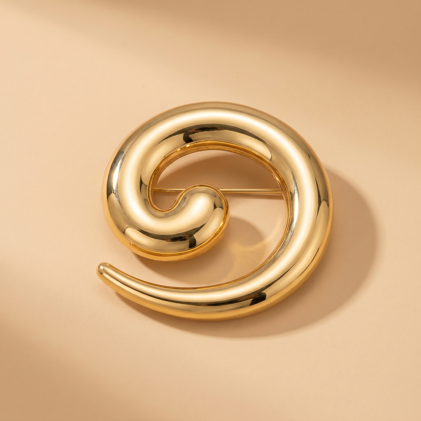 Broche Forme Géométrique en acier, bijou vintage Alyvoa portée sur un revers · Doré