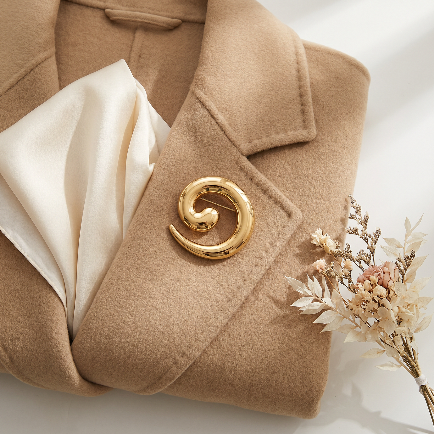 Broche Forme Géométrique en acier, bijou vintage Alyvoa en situation · Doré