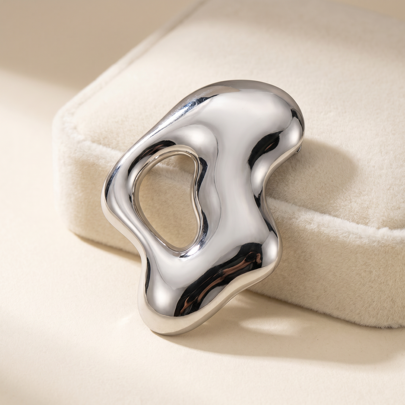 Broche Forme Géométrique en acier, bijou vintage Alyvoa présentée sur un coussin · Argenté