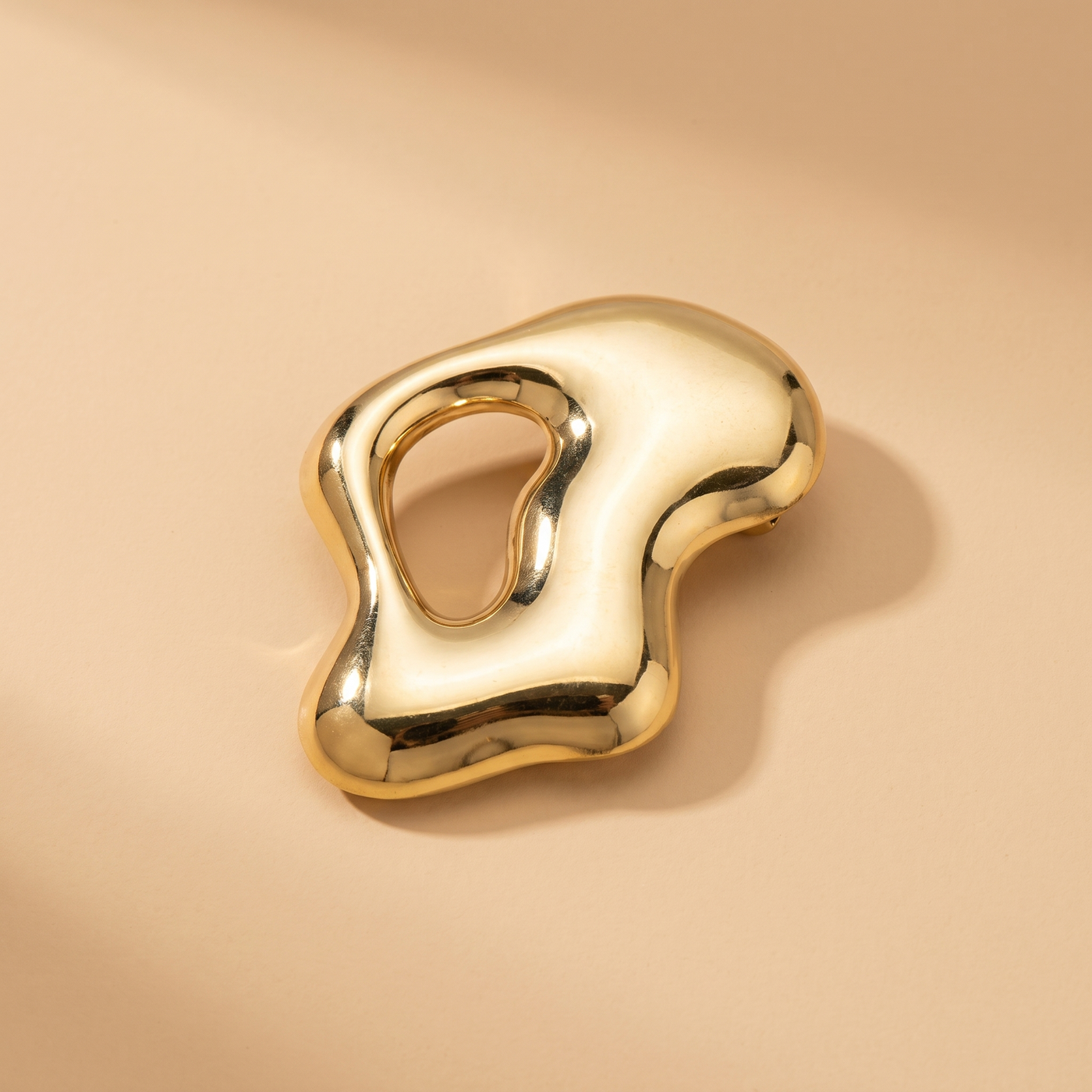 Broche Forme Géométrique en acier, bijou vintage Alyvoa portée sur un revers · Doré
