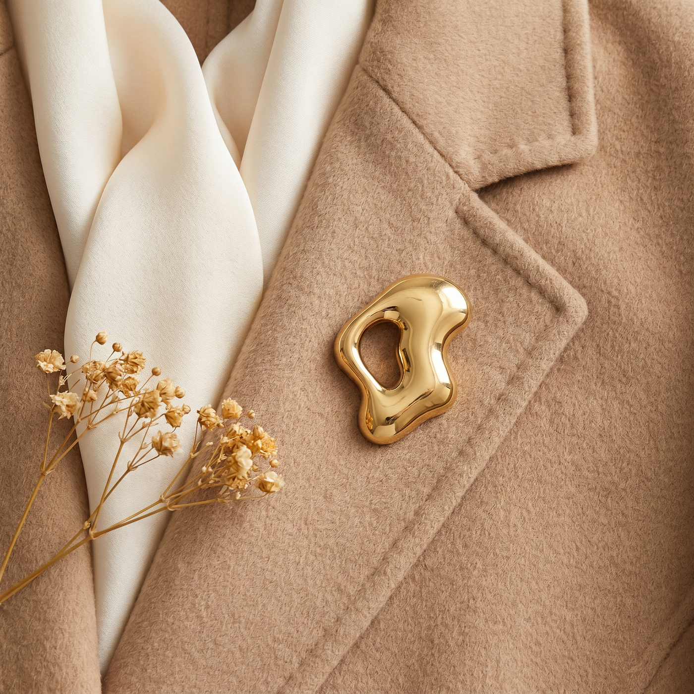 Broche Forme Géométrique en acier, bijou vintage Alyvoa en situation · Doré