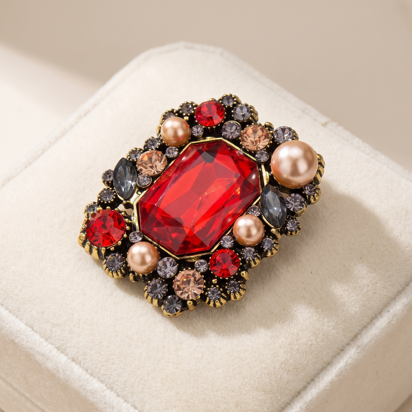 Broche Fleur en cristal, bijou vintage Alyvoa présentée sur un coussin · Rouge